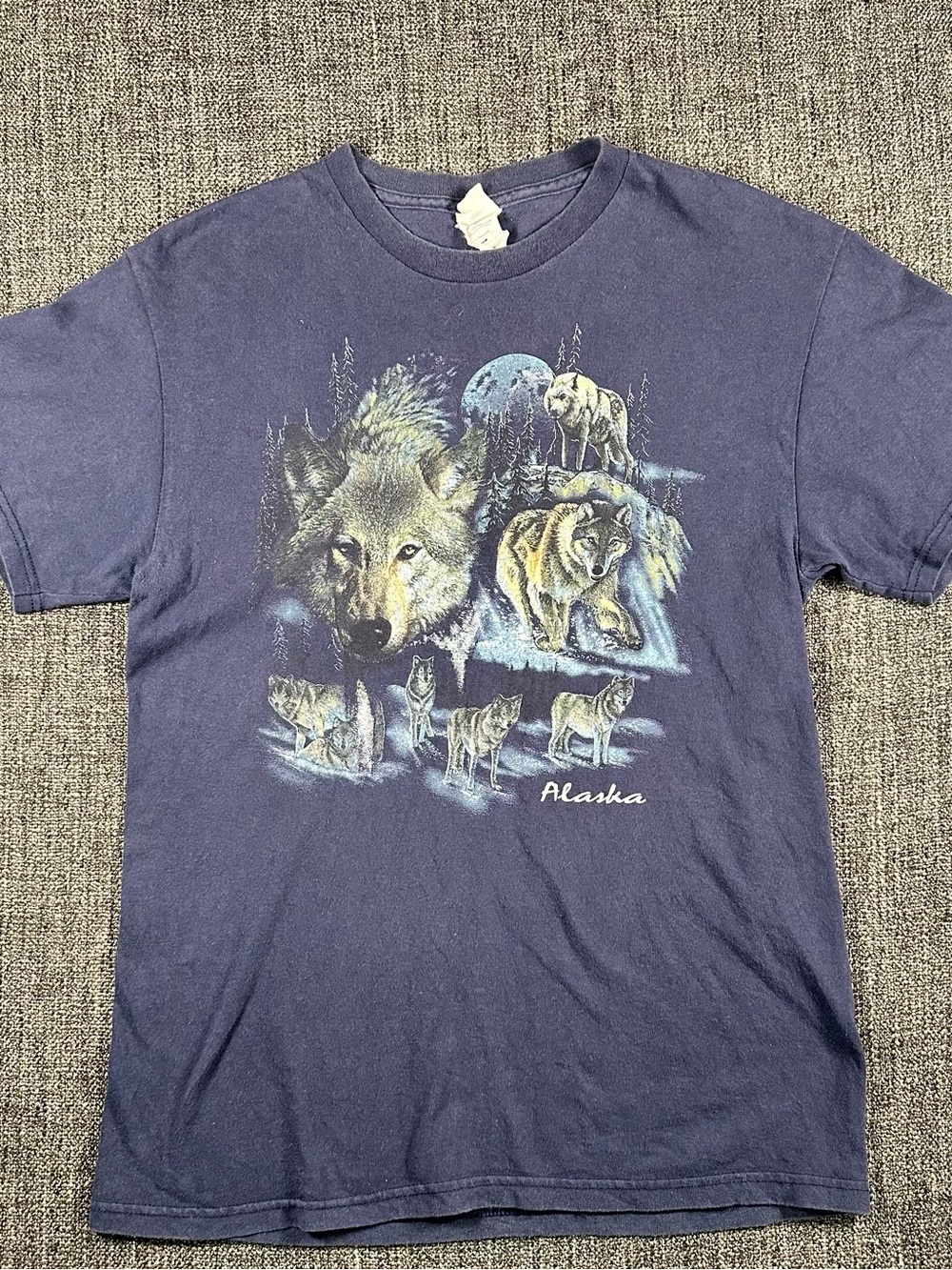 Vintage Y2K, Alaska, wolf, graphic T-shirt, medium, awesome!